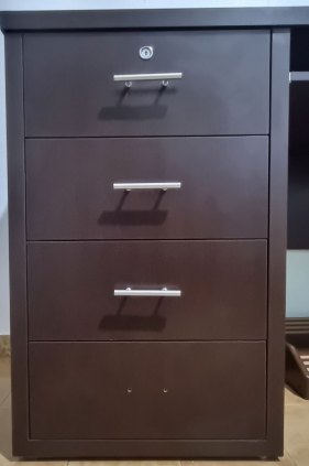 Bancada em MDF de qualidade, cor tabaco, medindo 2,79 m, 80 cm de altura, com 4 gavetas e tres portas. 