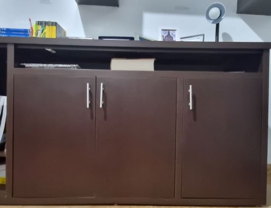 Bancada em MDF de qualidade, cor tabaco, medindo 2,79 m, 80 cm de altura, com 4 gavetas e tres portas. 