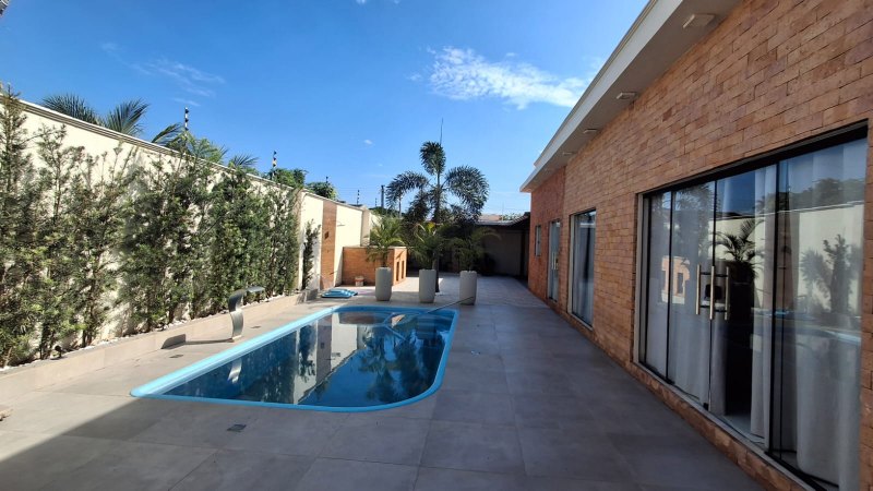 VENDE-SE: Casa ampla e moderna, perfeita para quem busca conforto e estilo 