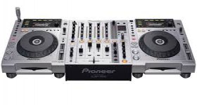 2 x Pioneer CDJ-850\'s + DJM-700 in Silver