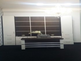 Sala mobiliada completa, linda e decorada, pronta para o trabalhar