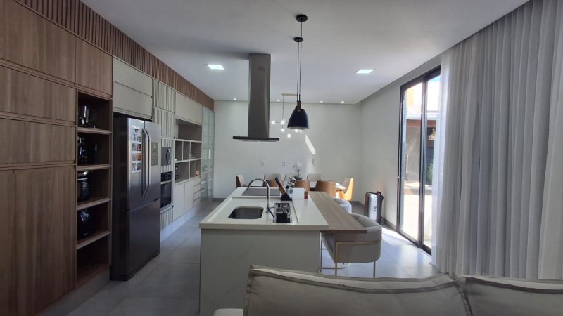 VENDE-SE: Casa ampla e moderna, perfeita para quem busca conforto e estilo 